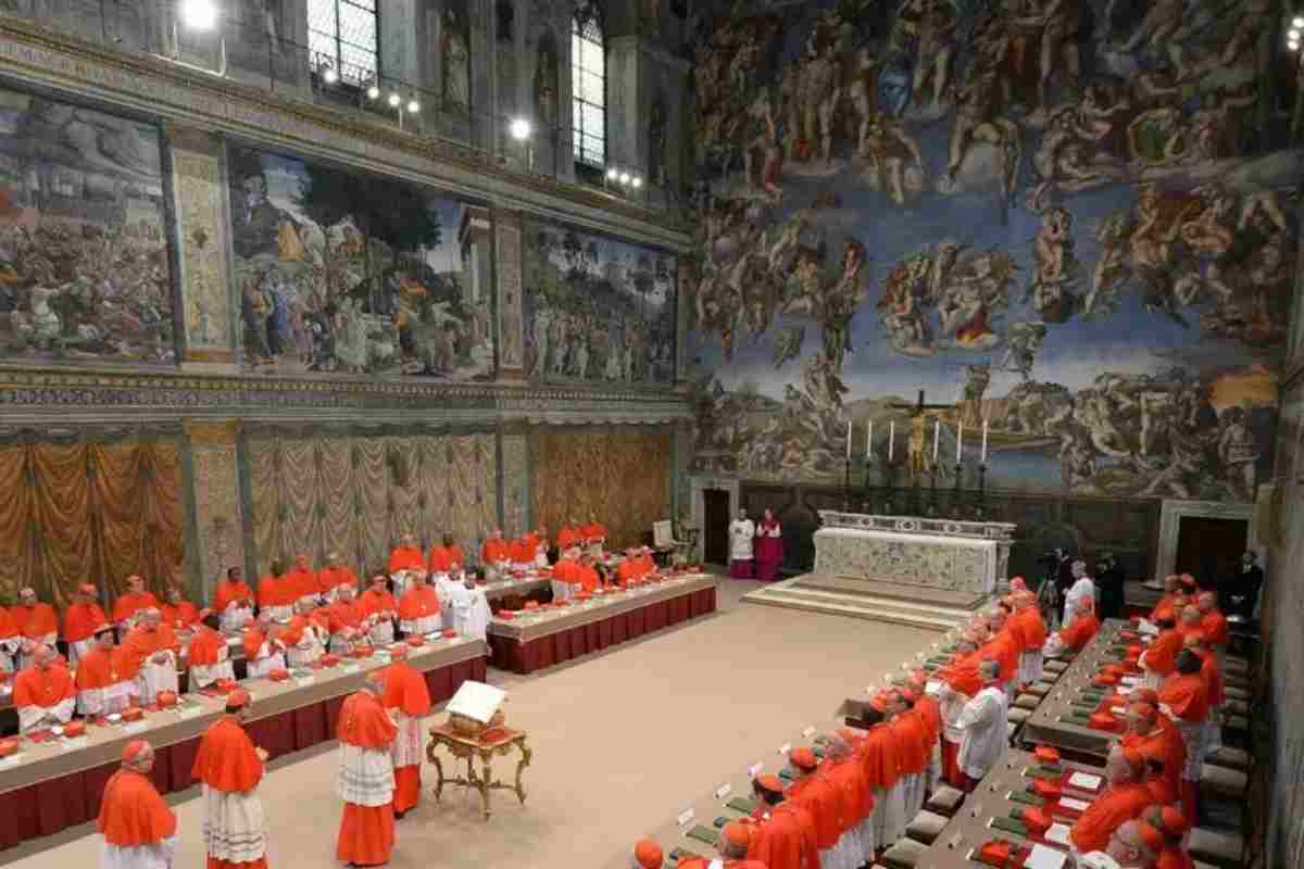 La regia per il nuovo Papa: il ritorno del pensionato Bagnasco dietro le quinte del Conclave