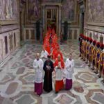 Cardinali sfilano in processione per il Conclave
