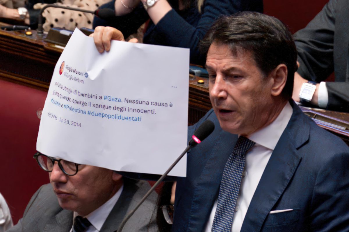 La foto del giorno, Conte mostra in Aula un tweet della Meloni del 2014 su Gaza: “Giravolta riprovevole”