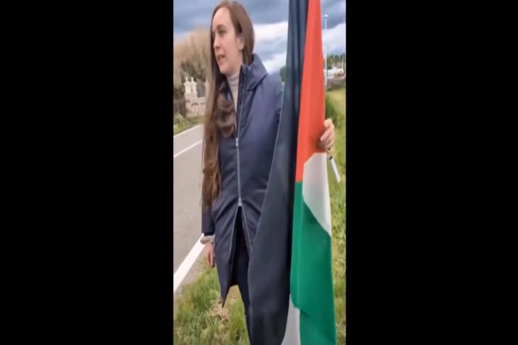 L'europarlamentare Cristina Guarda identificata dai Carabinieri per aver sventolato la bandiera palestinese al Giro d'Italia
