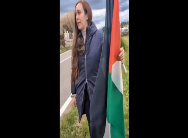 L'europarlamentare Cristina Guarda identificata dai Carabinieri per aver sventolato la bandiera palestinese al Giro d'Italia