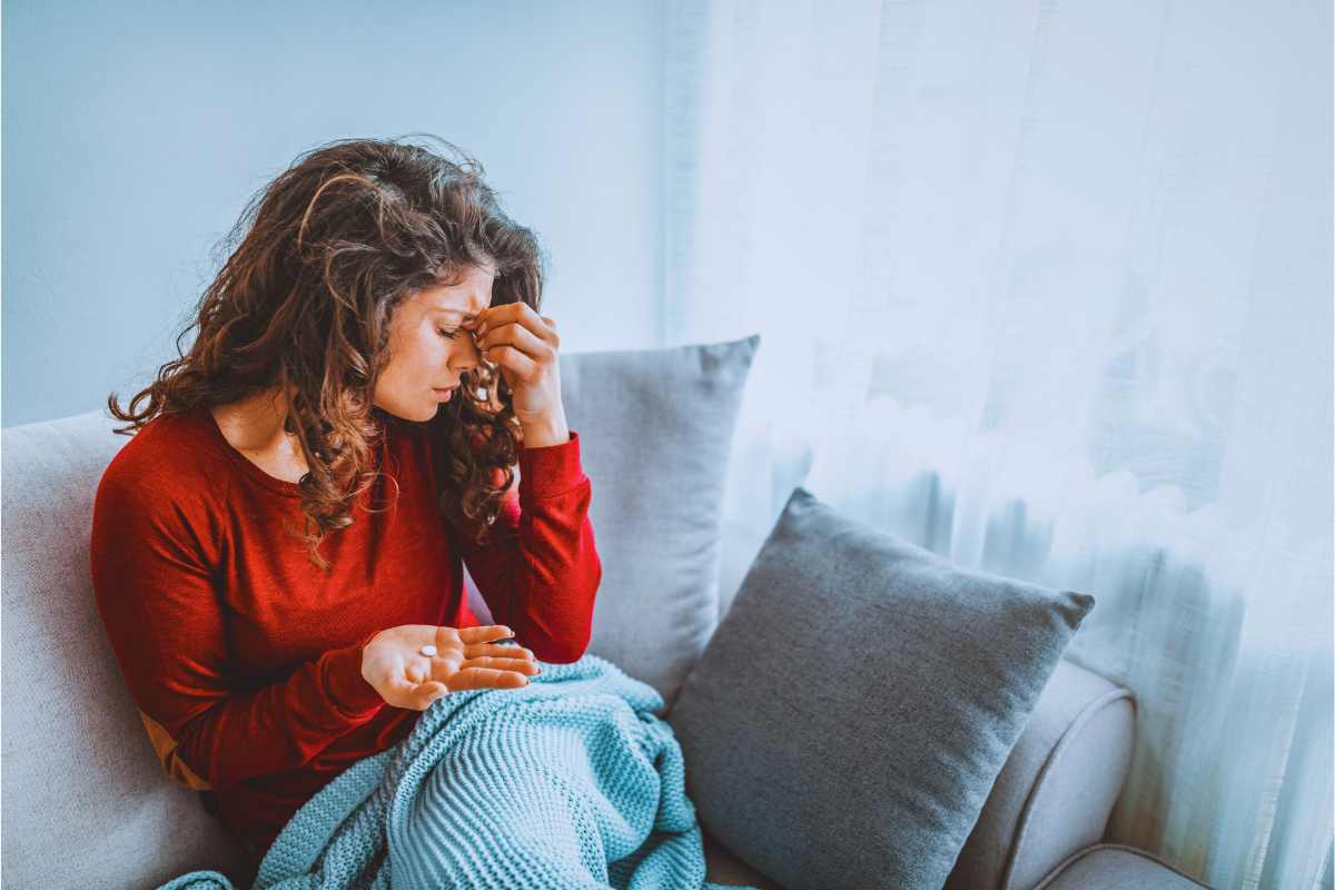 Ti senti a pezzi ma non hai la febbre? In tanti la stanno sottovalutando, quando consultare assolutamente il medico