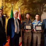 La consegna della targa ai due dipendenti eroi di Enel della provincia di Pisa