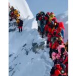 everest caos tra gli alpinisti