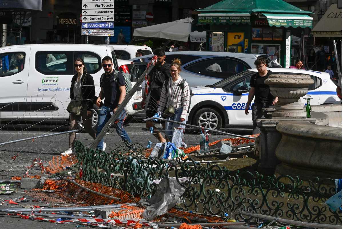Festa scudetto a Napoli tra feriti, risse e rapine. Danneggiata anche la fontana del Carciofo
