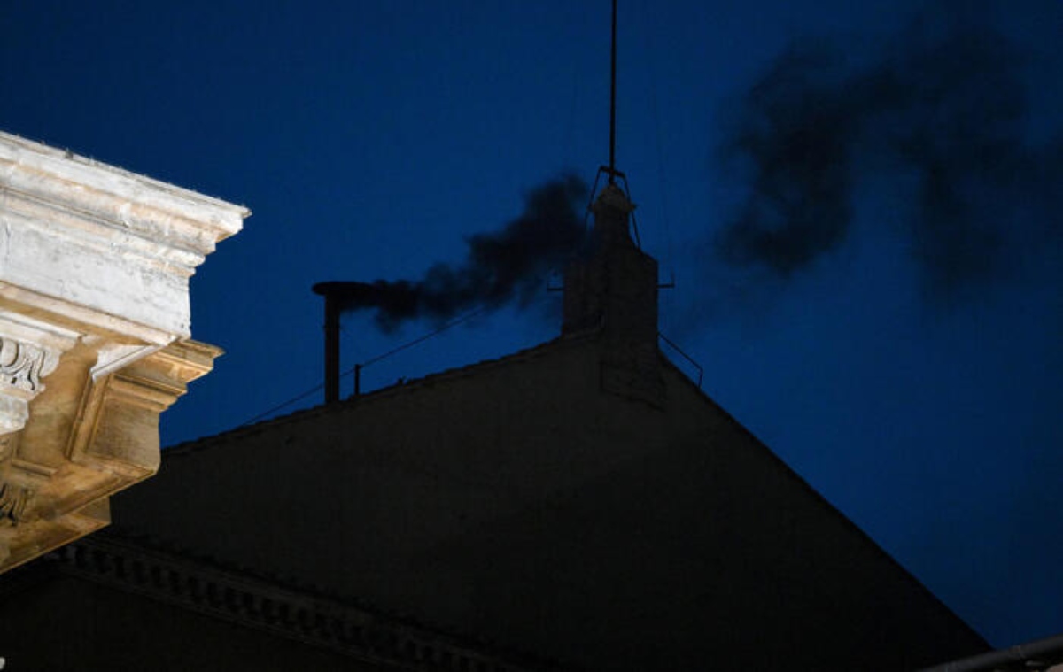Conclave, perché la prima fumata nera ci ha messo così tanto tempo a uscire. Le votazioni di oggi