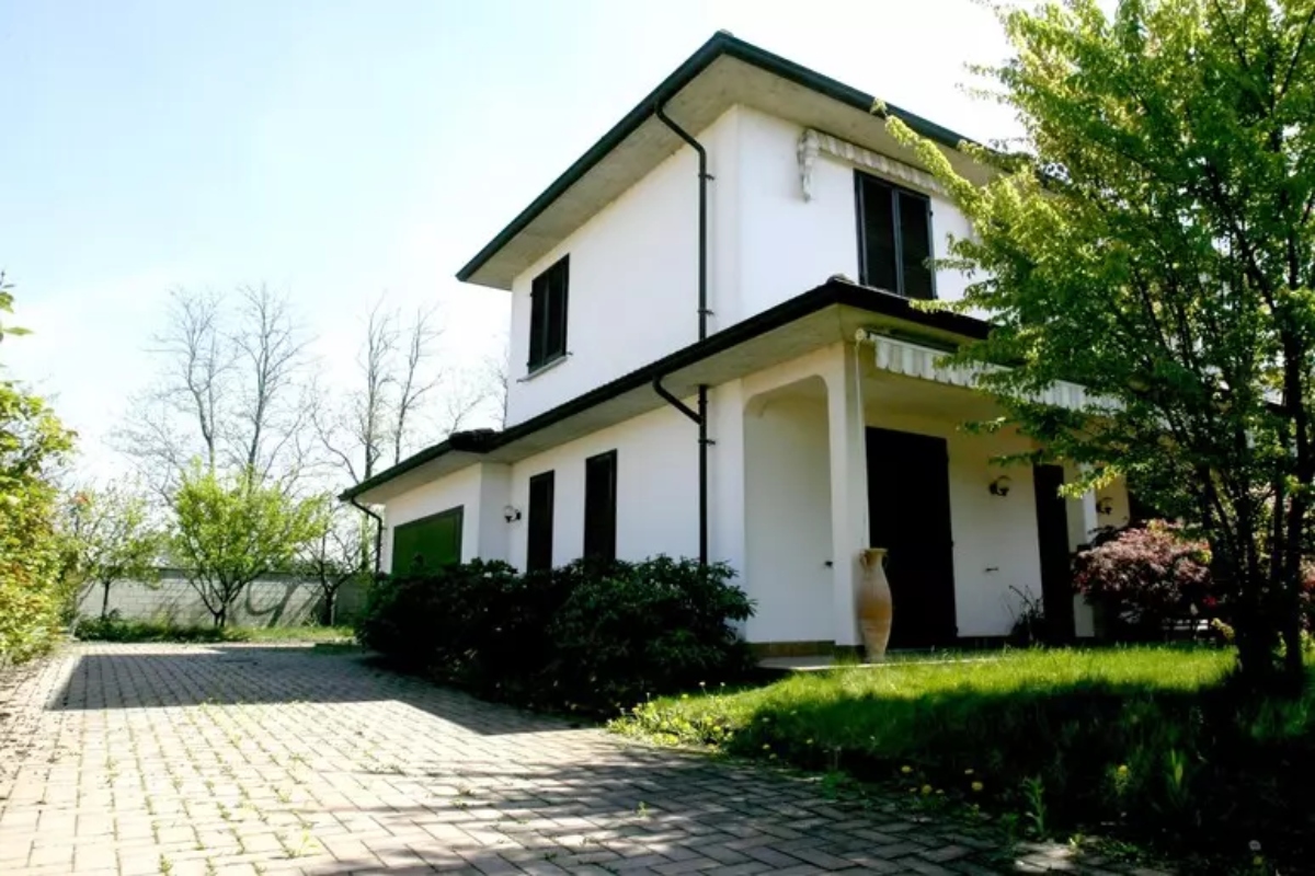 Garlasco, la “mano sporca” e le altre impronte ignote sul muro dei misteri. I dubbi sull’alibi di Sempio