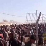 Abitanti di Gaza che assaltano il centro di distribuzione degli aiuti umanitari, la sicurezza spara in aria