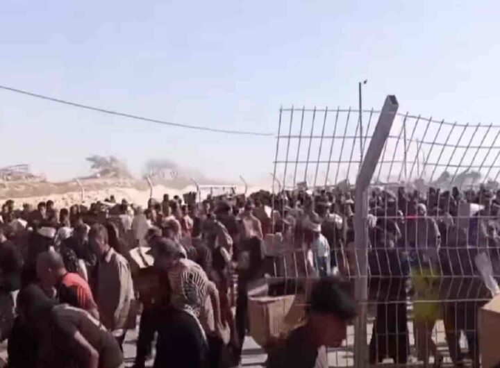 Abitanti di Gaza che assaltano il centro di distribuzione degli aiuti umanitari, la sicurezza spara in aria