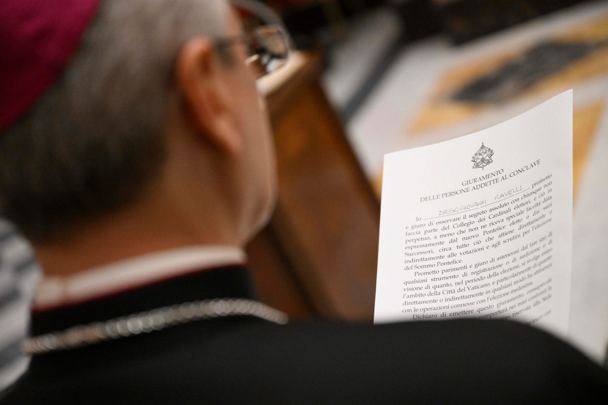 La foto del giorno, il giuramento del “segreto assoluto” a 24 ore dall’inizio del Conclave