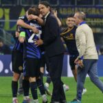 simone inzaghi e barella alla fine della sfida tra inter e barcellona