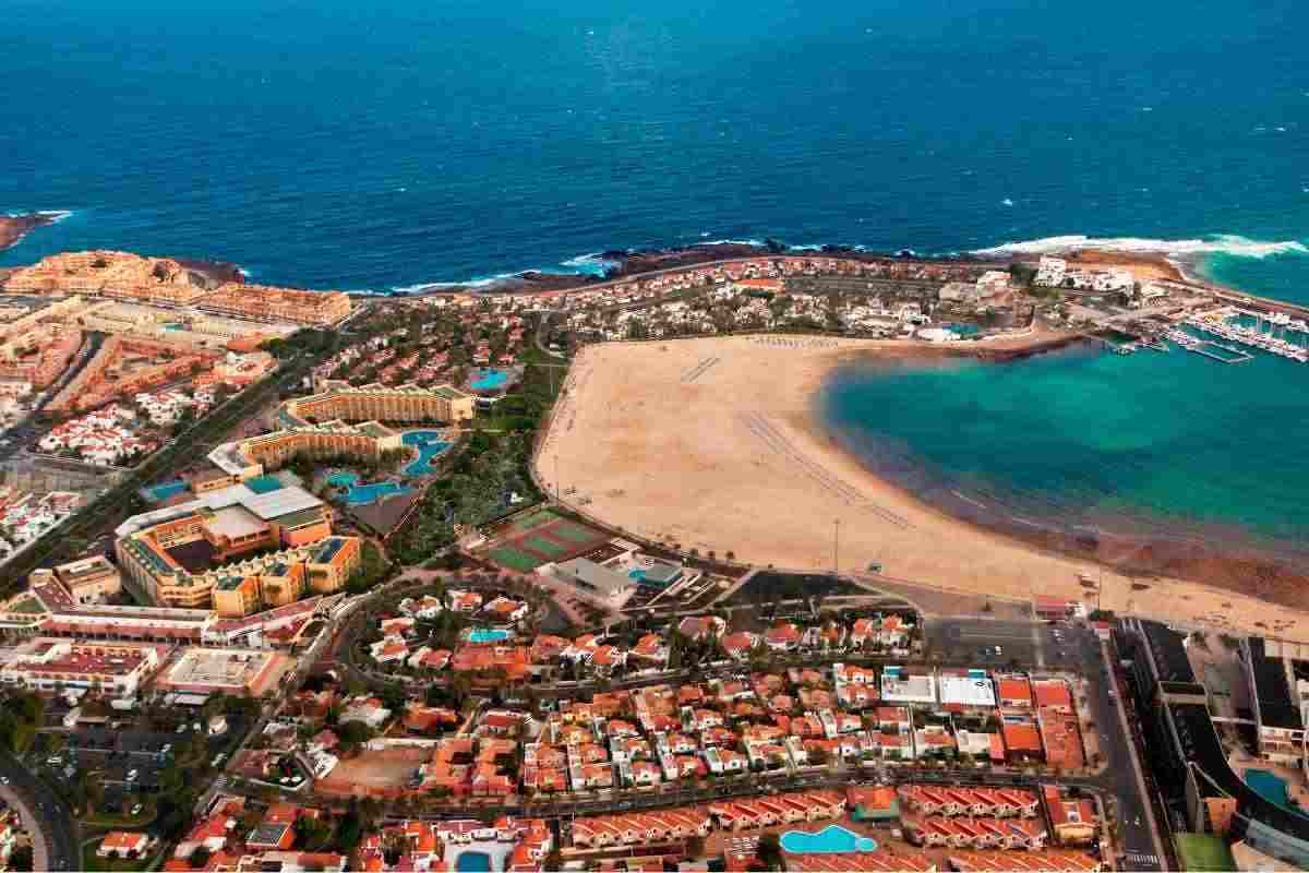 Offerta esclusiva: un’isola paradisiaca ti aspetta a due passi dall’Italia, tra spiagge dorate e mare cristallino