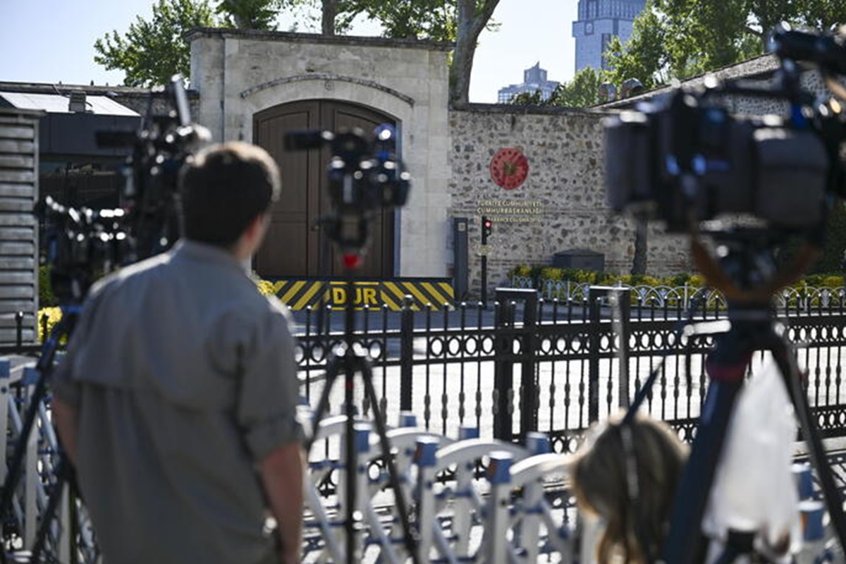 Putin diserta i negoziati e intanto volano gli insulti. Zelensky: “Una farsa”. Zakharova: “Il presidente ucraino è un clown”