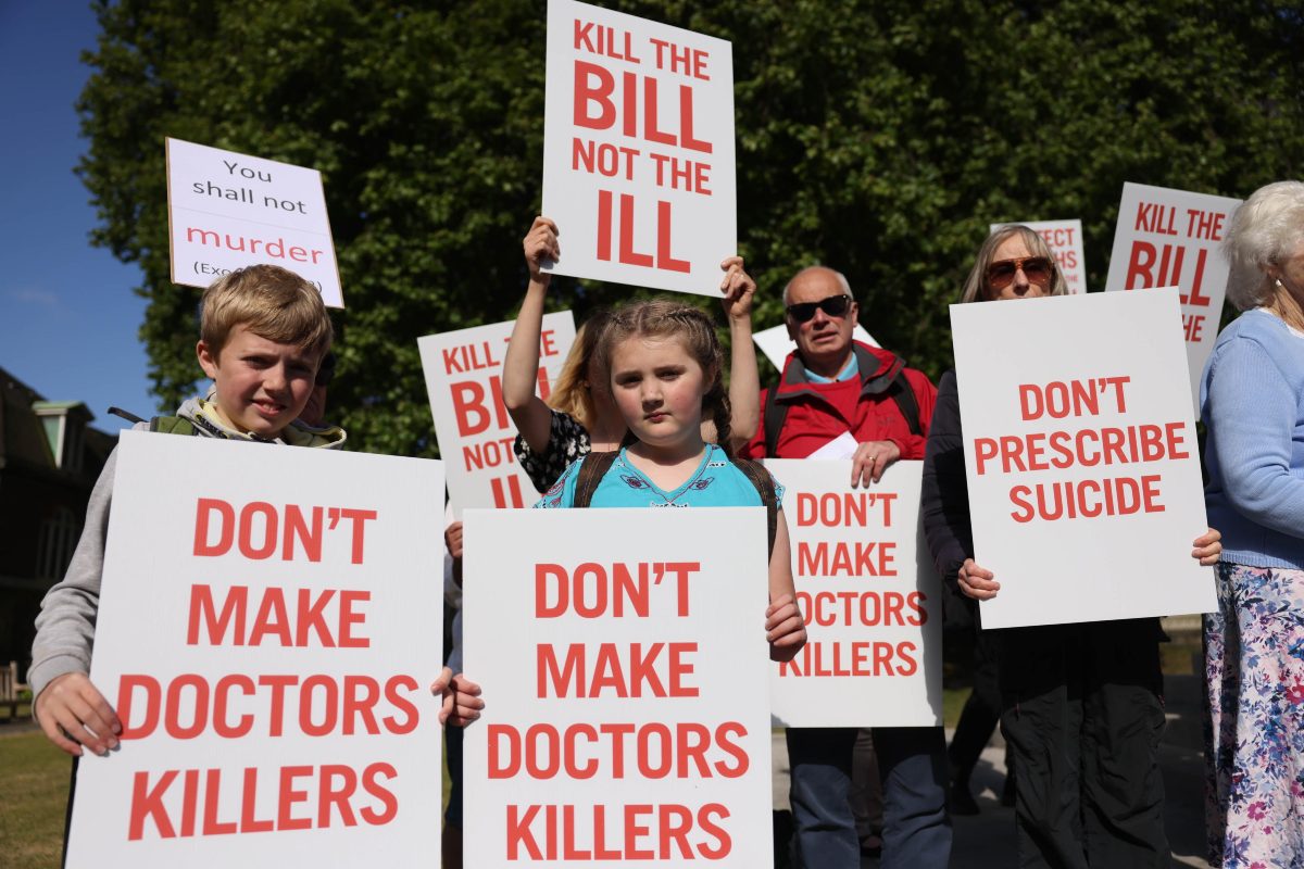 La foto del giorno, gruppo cristiano manifesta a Londra contro la proposta di legge sul suicidio assistito