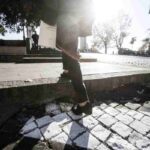 Donna cammina sul marciapiede