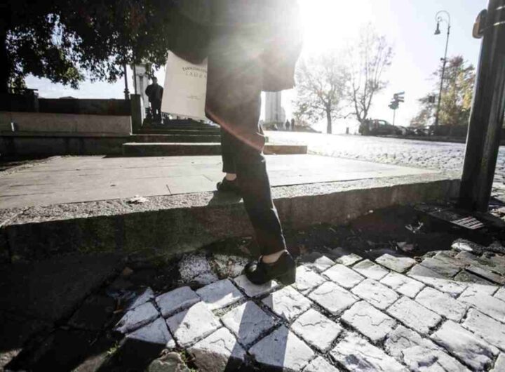 Donna cammina sul marciapiede