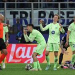 giocatori del barcellona protestano con l'arbitro marciniak