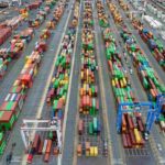 Container in partenza in un porto