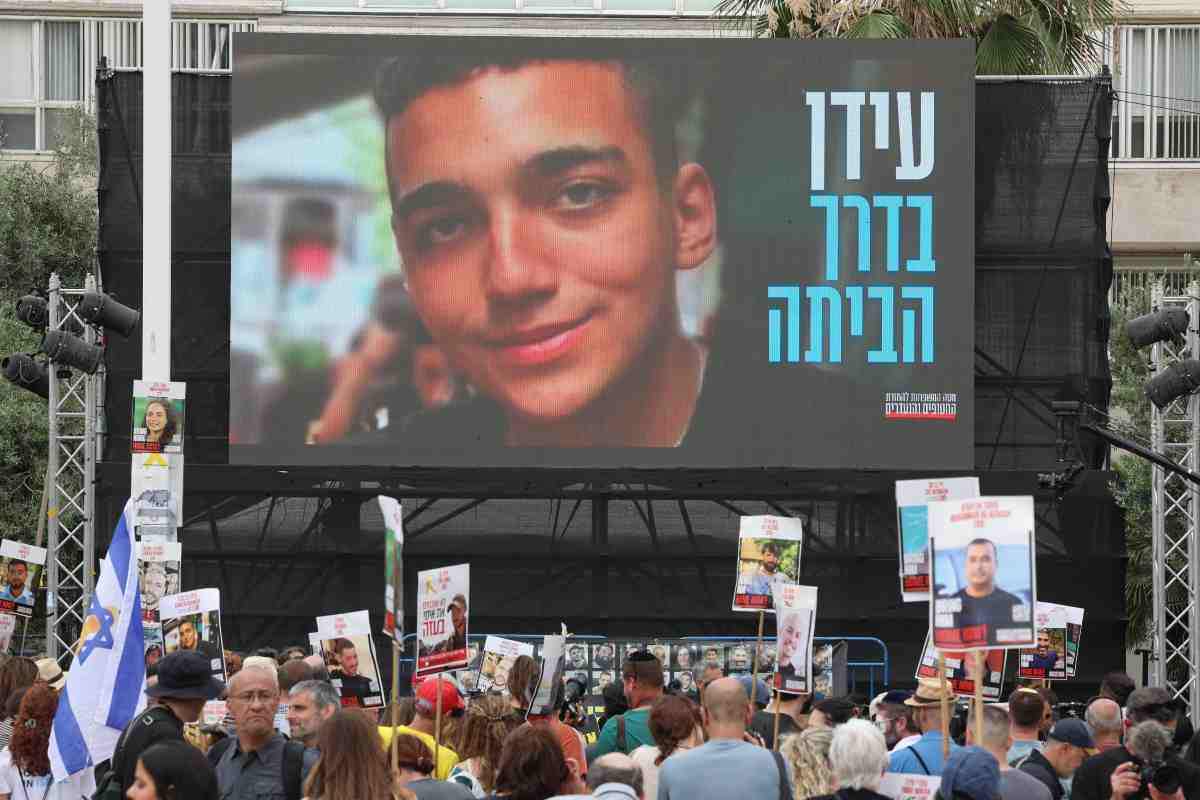 La foto del giorno, gente davanti al maxischermo attende la liberazione del soldato israeliano-americano Edan Alexander