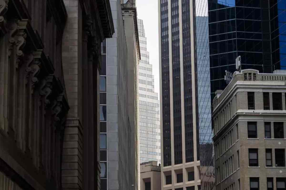 Italiano sequestrato e torturato a New York, anche due poliziotti tra gli indagati: uno lavora per il sindaco Eric Adams