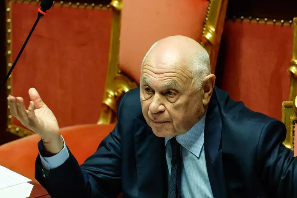 Braccialetto elettronico, il ministro Nordio: “Dà l’alert, poi le donne trovino un rifugio, magari in chiesa”