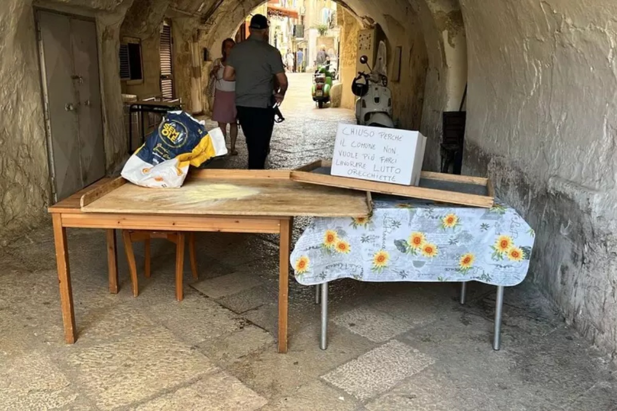 “Lutto delle orecchiette”. A Bari la protesta delle pastaie di strada dopo le multe ricevute