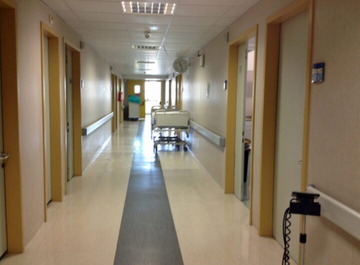 un corridoio di un ospedale