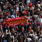 La bara passa tra i fedeli a San Pietro prima di entrare in basilica