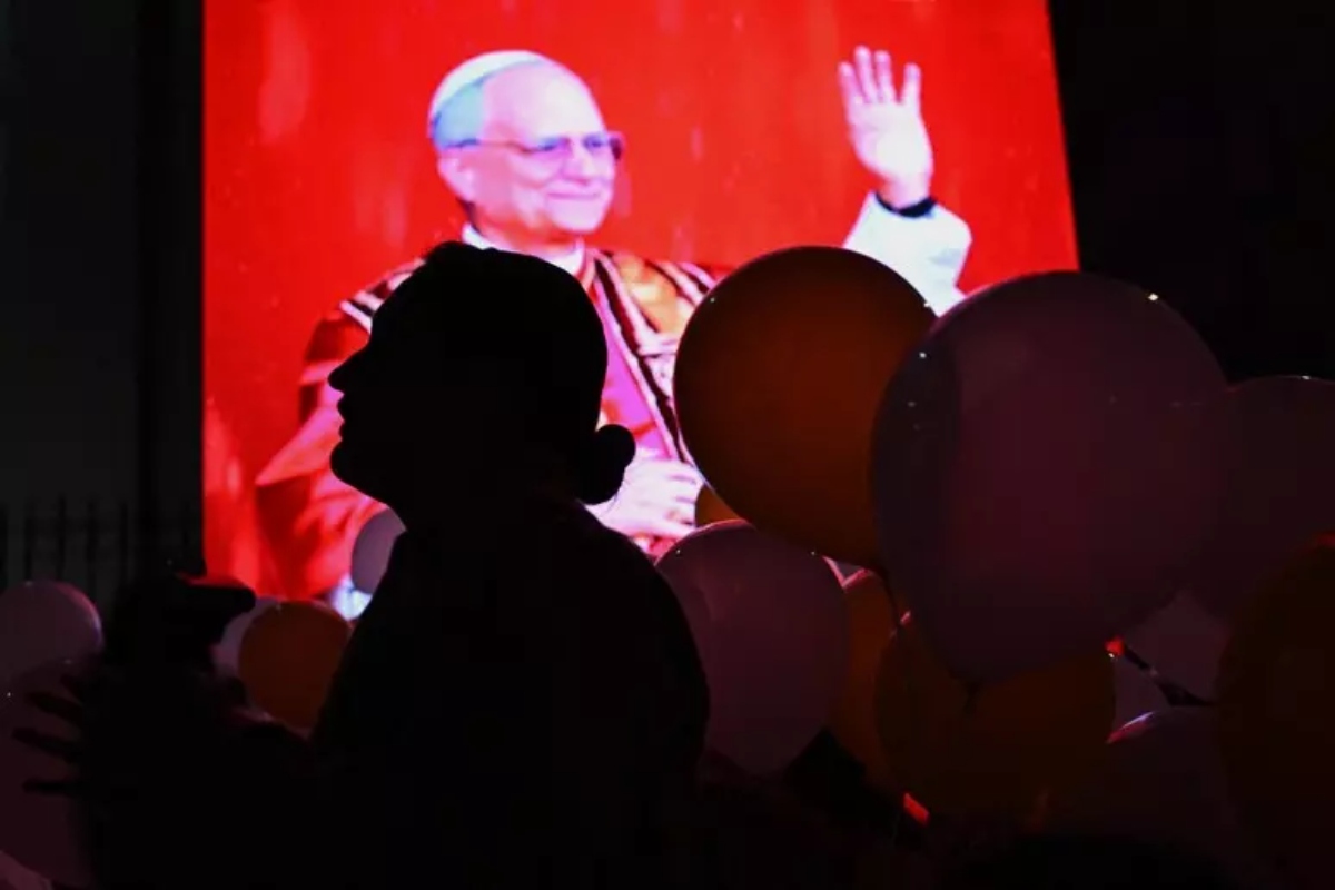Papa Leone XIV e il nuovo corso della Chiesa nel mondo: quando una folla diventa popolo