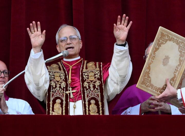 Gesù disse: le versioni di duemila anni di Padre Nostro che Papa Leone canta in latino (ribaltando Francesco), nella foto Papa Leone XIV