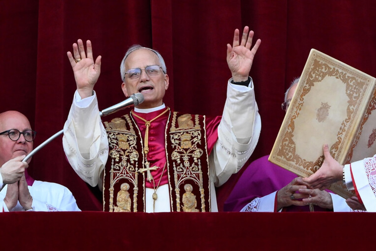 Laura Loomer, la complottista trumpiana contro Papa Leone XIV: “Un’altra marionetta marxista in Vaticano”