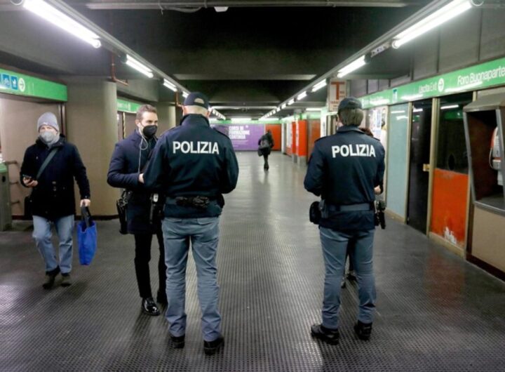 polizia nella metro a roma