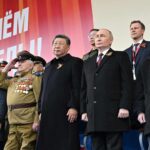 Xi Jiping seduto accanto a Putin alla parata per il Giorno della Vittoria