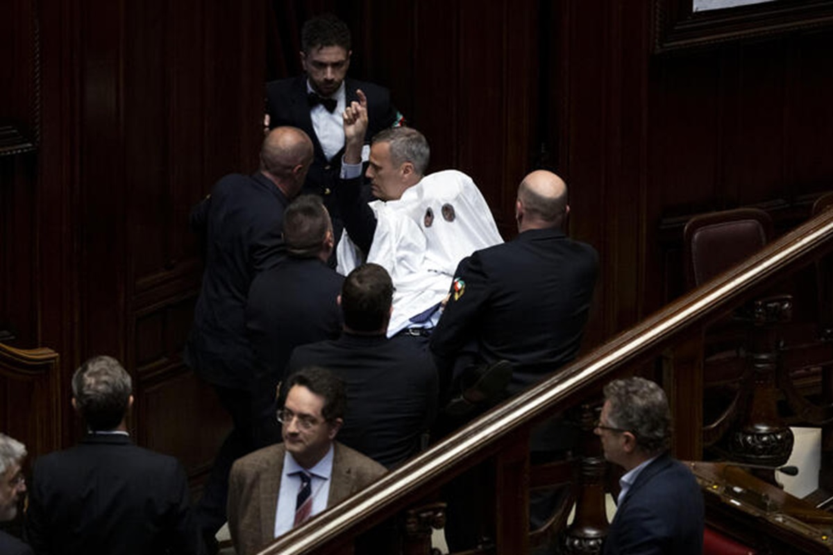 Il meglio del peggio, da Riccardo Magi vestito da fantasma alla confusione della Meloni sullo spread. Ecco le 10 notizie più folli della settimana