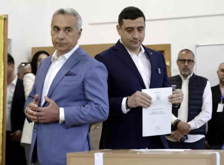 Romania, il candidato dell'ultradestra George Simion insieme a Calin Georgescu