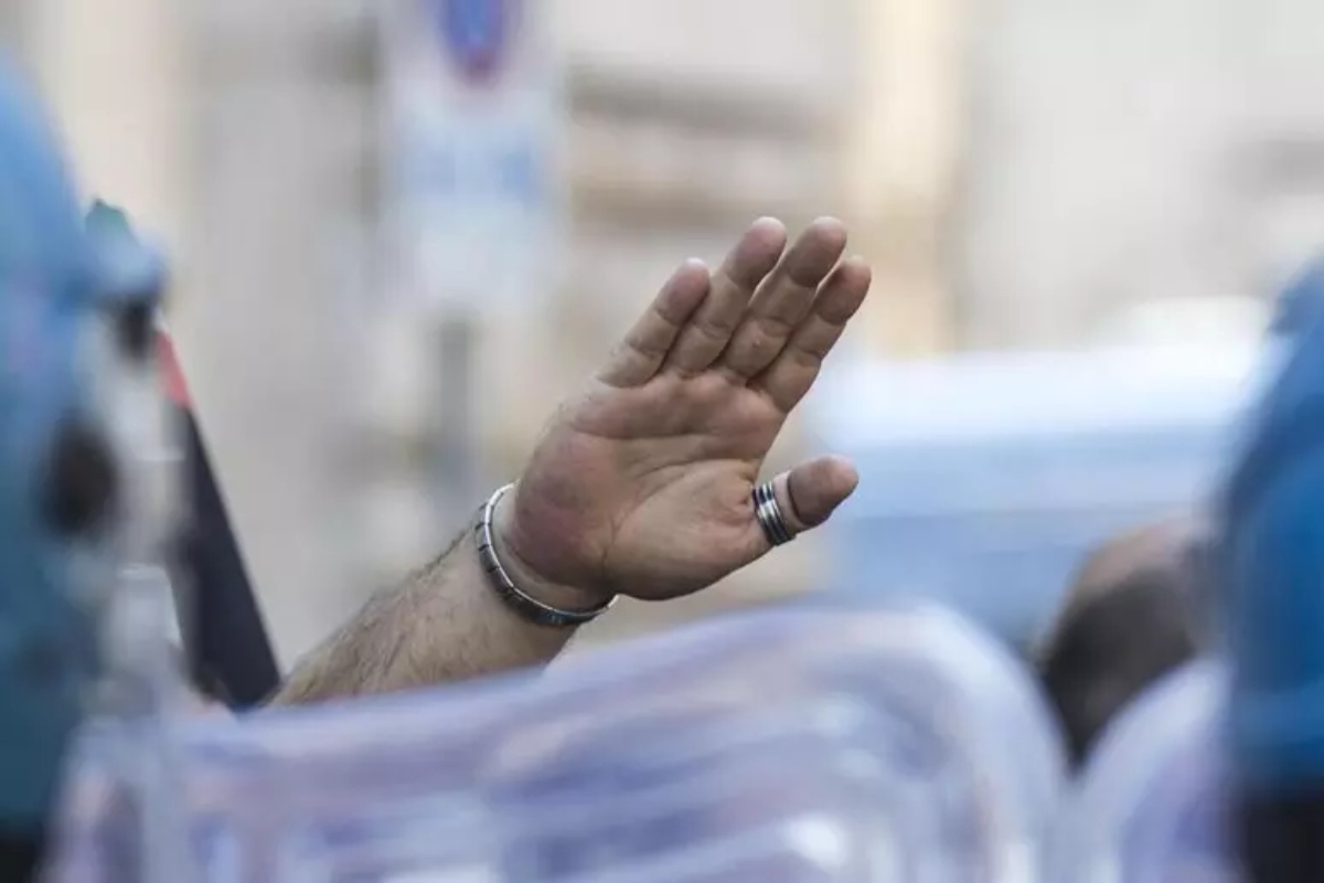 Sciacca, alla manifestazione pro-Palestina una donna fa il saluto romano e inneggia al fascismo. Denunciata