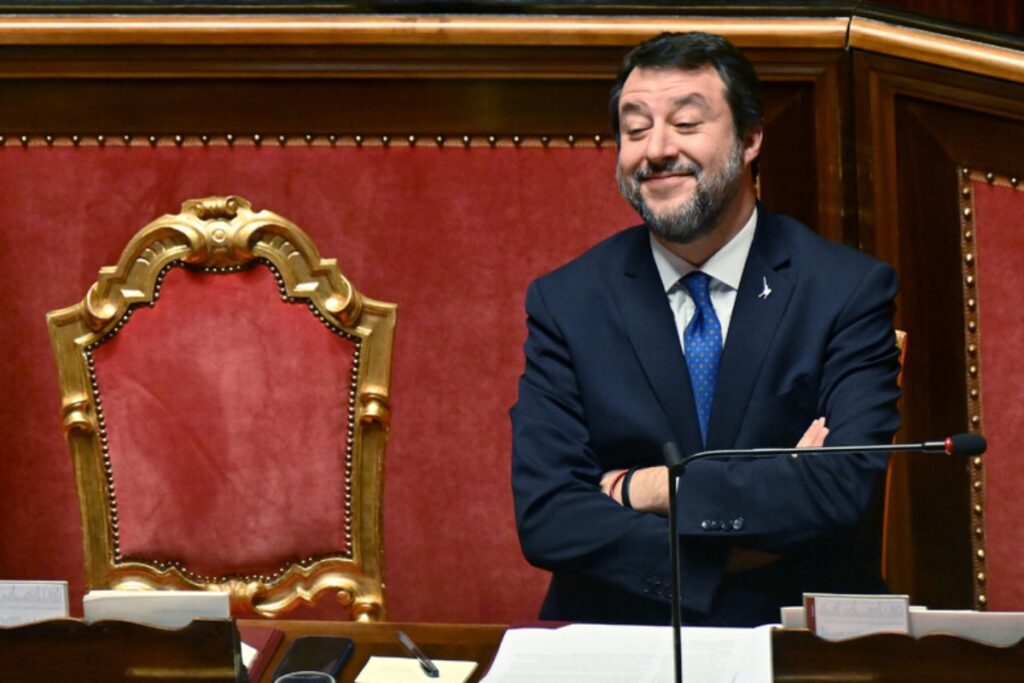 Delusi dalla guerra infinita, ci consoliamo col Leoncavallo e il genere di Imane, nella foto matteo salvini