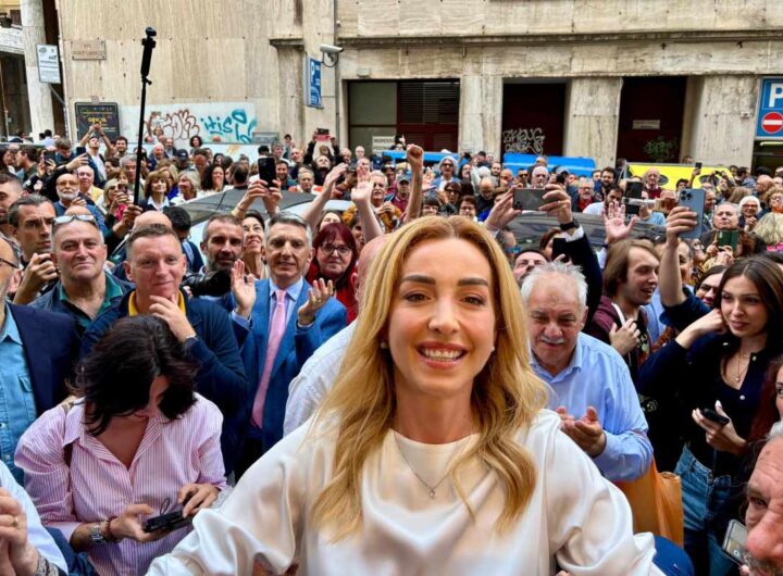 silvia salis festeggia la carica di sindaco di genova