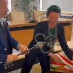 La neo eletta sindaca di Merano Katharina Zeller si toglie la fascia tricolore