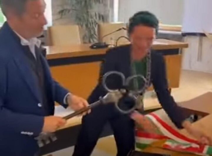 La neo eletta sindaca di Merano Katharina Zeller si toglie la fascia tricolore