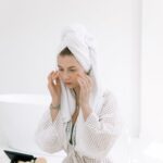 ragazza in accappatoio si fa la skincare