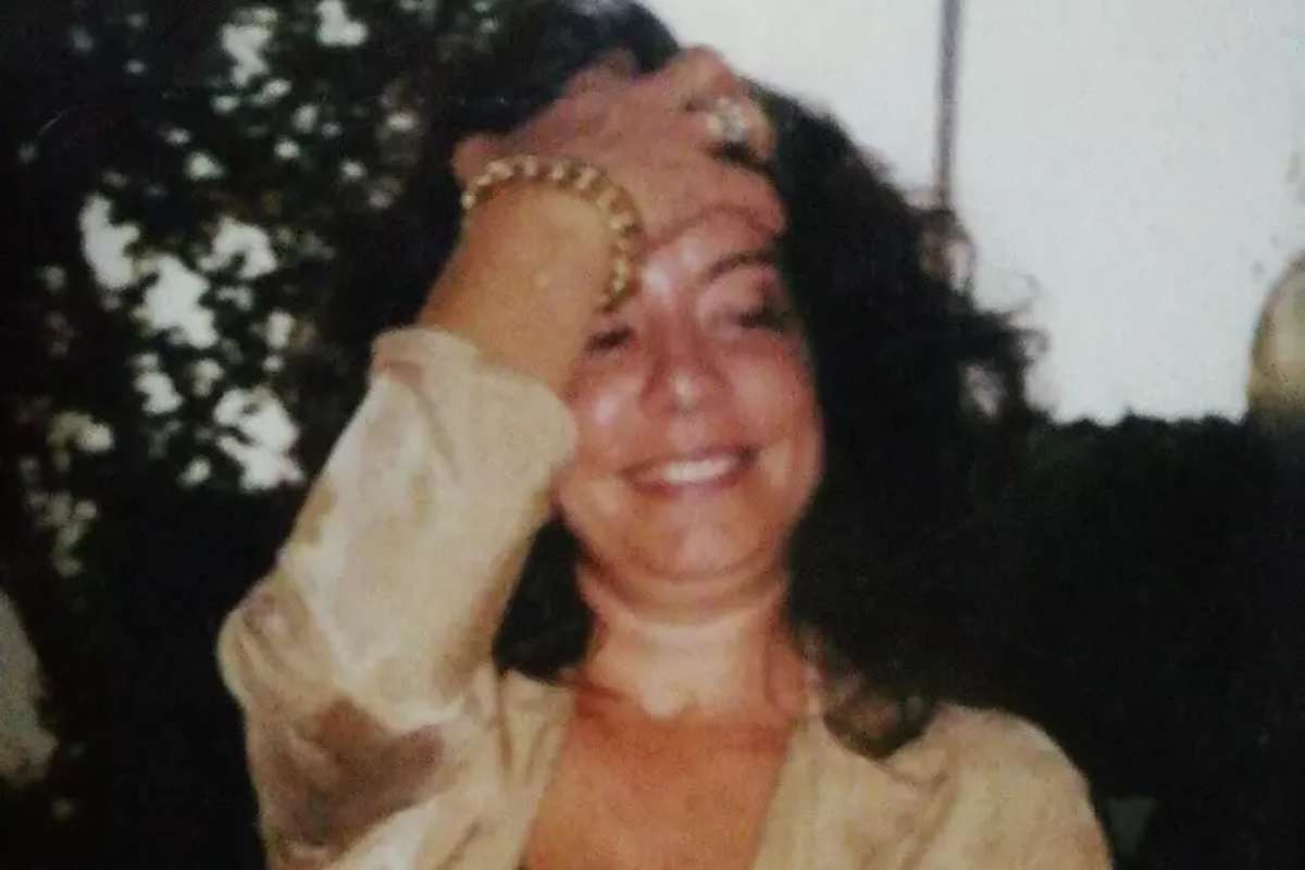 Donna uccisa in un villino a Fregene, fermata la compagna del figlio. Sul web aveva cercato “come togliere il sangue dal materasso”