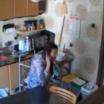 Terremoto ai Campi Flegrei, la scossa all'interno di un appartamento ripresa da una telecamera di sorveglianza