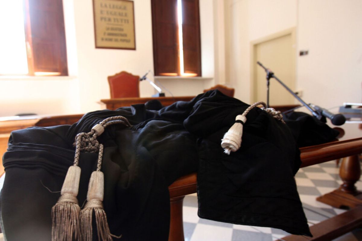 La storia dell’uomo che ha ucciso la madre a coltellate e poi ha murato il cadavere in casa