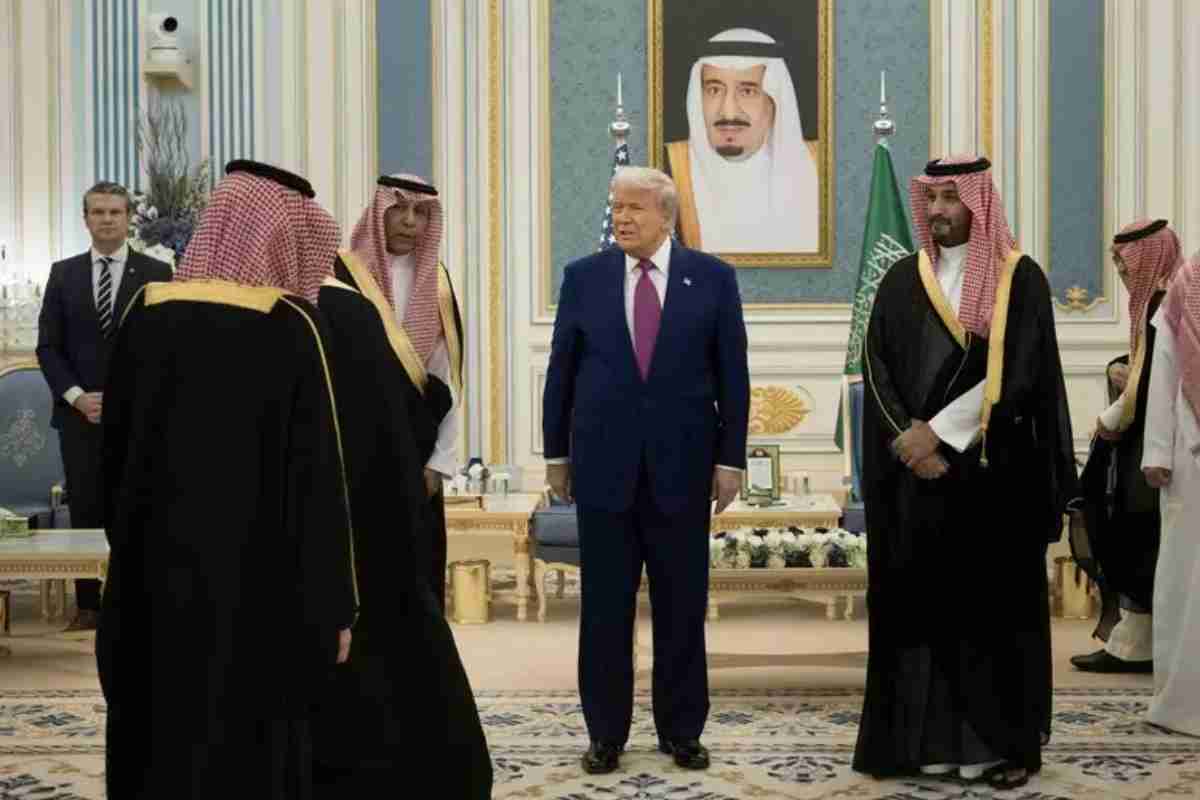 La foto del giorno, Donald Trump con il presidente siriano Ahmed al-Sharaa