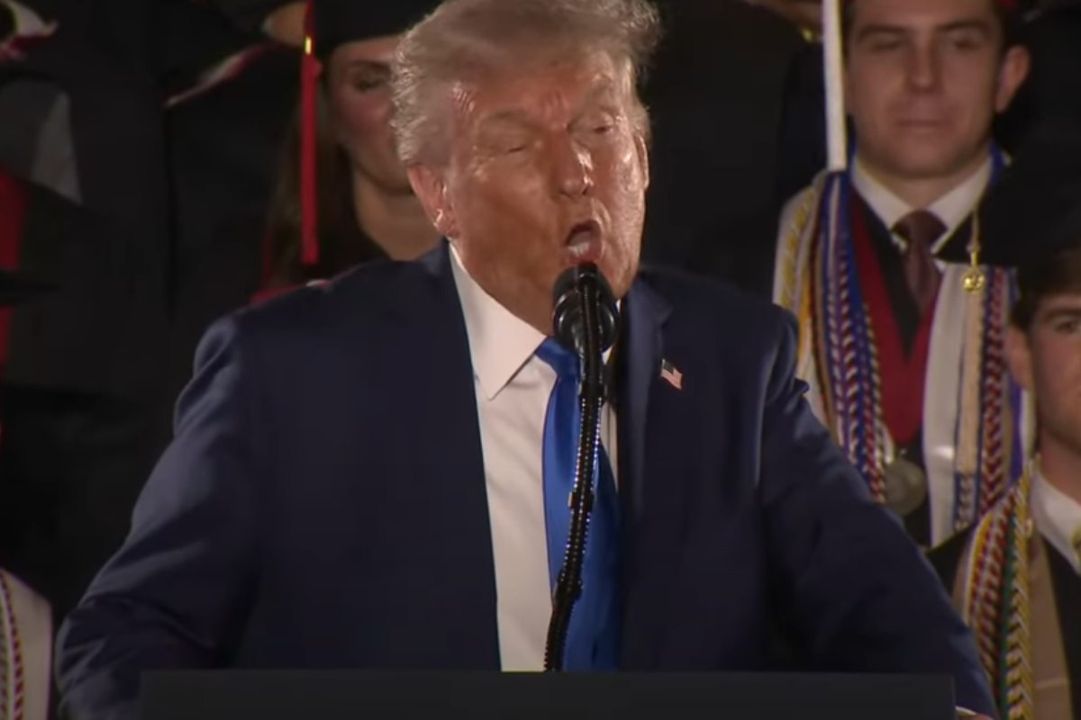 Trump ci ricasca: “Tutti i signori di internet mi baciano il c… Mi odiavano, ma ora…”