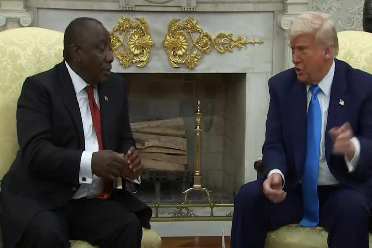 Perché il presidente del Sudafrica ha subito un agguato da Trump alla Casa Bianca, cosa sappiamo e i video fake con le aggressioni ai bianchi