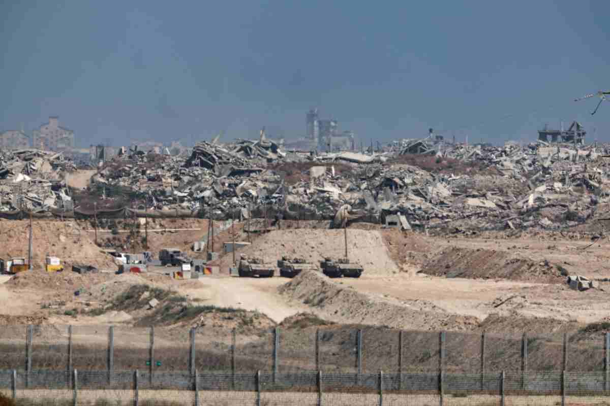 La foto del giorno, mezzi corrazzati israeliani entrano nel Nord di Gaza