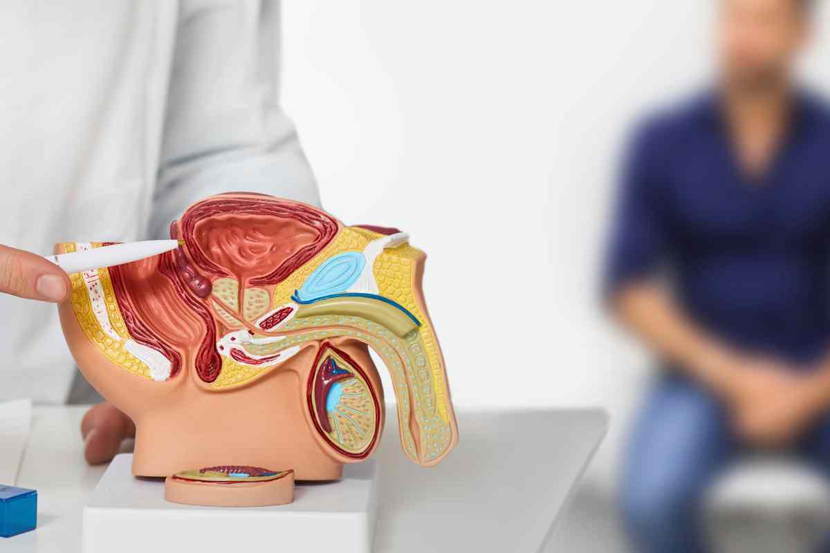 Tumore alla prostata, il test ospedaliero che può salvarti la vita: solo pochi medici lo richiedono ma è fondamentale