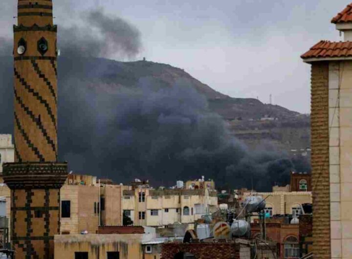L'aeroporto di Sanaa bombardato